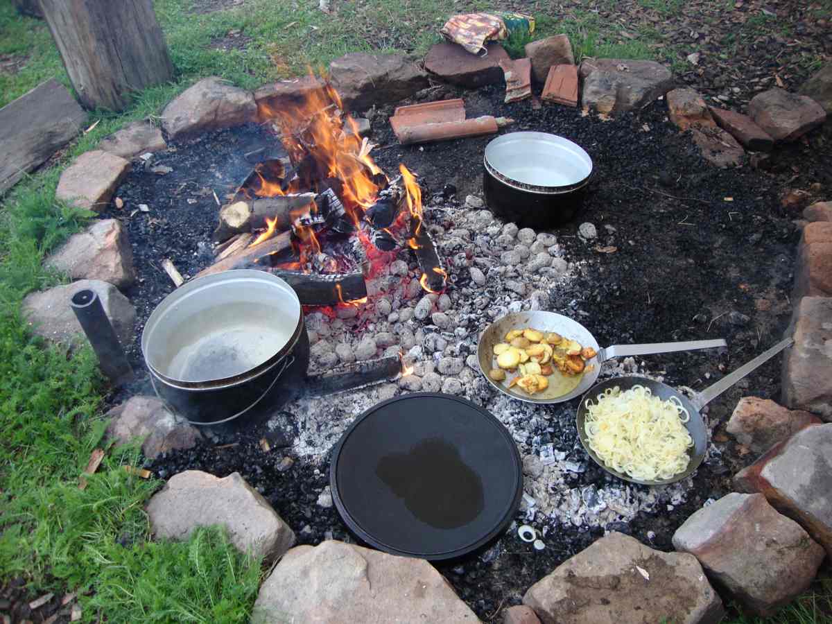 Feuerstelle mit allerlei Kochgeschirr