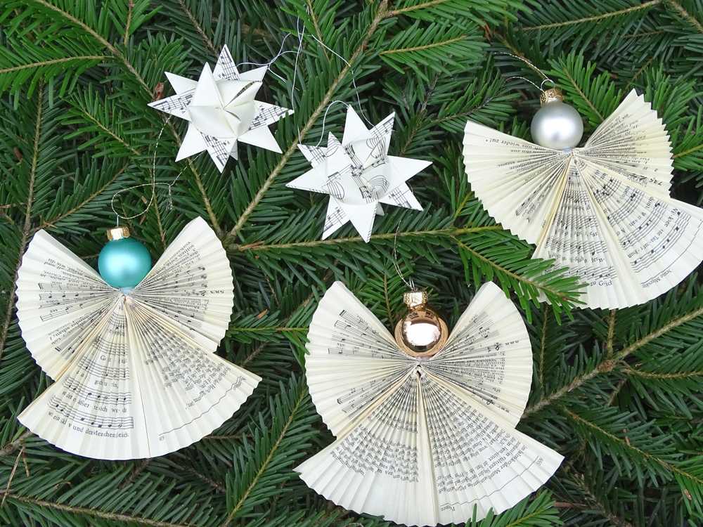 Engel und Sterne aus alten Notenblättern - selbstverständlich mit Weihnachtsliedern;)